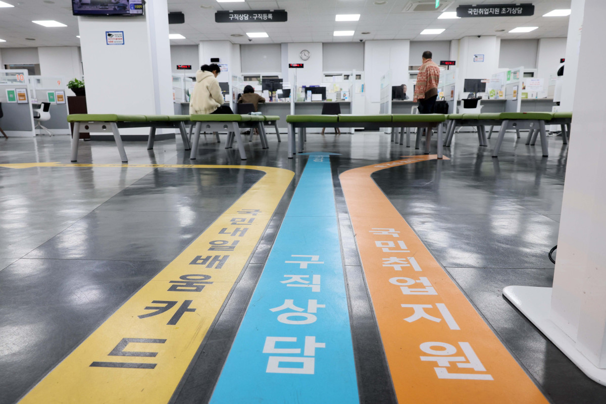 ▲지난달 취업자가 20만명대 증가하며 5개월 만에 최대폭으로 늘어났지만 청년 실업률이 5년 만에 가장 높은 수준으로 오르는 등 청년 고용은 위축된 모습을 보였다. 18일 국가데이터처의 ‘2026년 2월 고용동향’에 따르면 지난달 취업자 수는 2841만3000명으로, 전년 동월대비 23만4000명 늘었다. 이는 최근 5개월 사이 가장 큰 폭이다. 하지만 청년층 고용상황은 악화, 양극화가 뚜렷해지는 양상을 보였다. 15~29세 실업률은 7.7%로 전년 동월 대비 0.7%p 상승했다. 2021년 2월 10.1% 이후 5년 만에 가장 높은 수준이다. 이날 서울 마포구 서울서부고용복지플러스센터에서 구직자들이 상담을 하고 있다. 신태현 기자 holjjak@