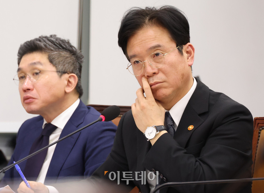 ▲김영훈 고용노동부 장관이 18일 서울 여의도 국회에서 열린 연금개혁특별위원회 전체회의에서 의원들의 질의에 답하고 있다. 고이란 기자 photoeran@