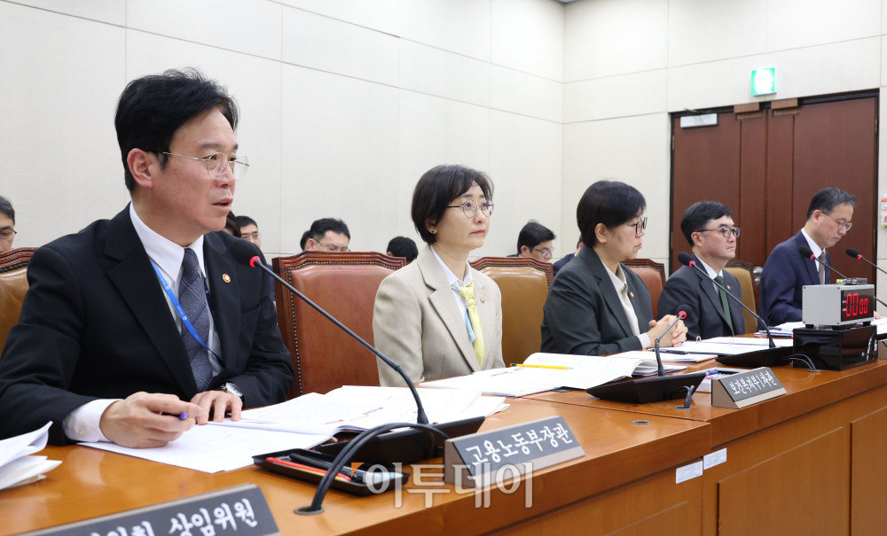 ▲김영훈 고용노동부 장관이 18일 서울 여의도 국회에서 열린 연금개혁특별위원회 전체회의에서 의원들의 질의에 답하고 있다. 고이란 기자 photoeran@