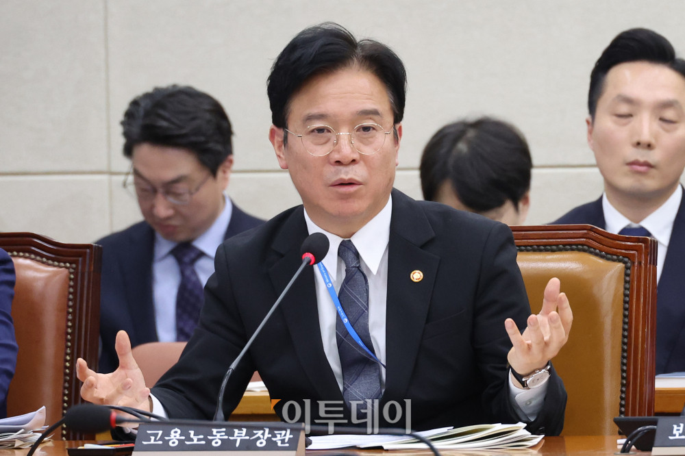 ▲김영훈 고용노동부 장관이 18일 서울 여의도 국회에서 열린 연금개혁특별위원회 전체회의에서 의원들의 질의에 답하고 있다. 고이란 기자 photoeran@