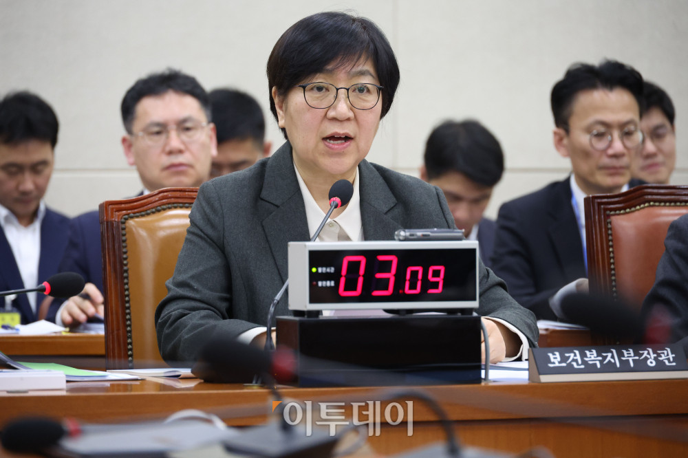 ▲정은경 보건복지부 장관이 18일 서울 여의도 국회에서 열린 연금개혁특별위원회 전체회의에서 의원들의 질의에 답하고 있다. 고이란 기자 photoeran@