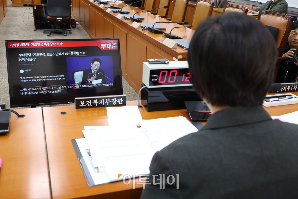 ▲정은경 보건복지부 장관이 18일 서울 여의도 국회에서 열린 연금개혁특별위원회 전체회의에서 의원들의 질의에 답하고 있다. 고이란 기자 photoeran@