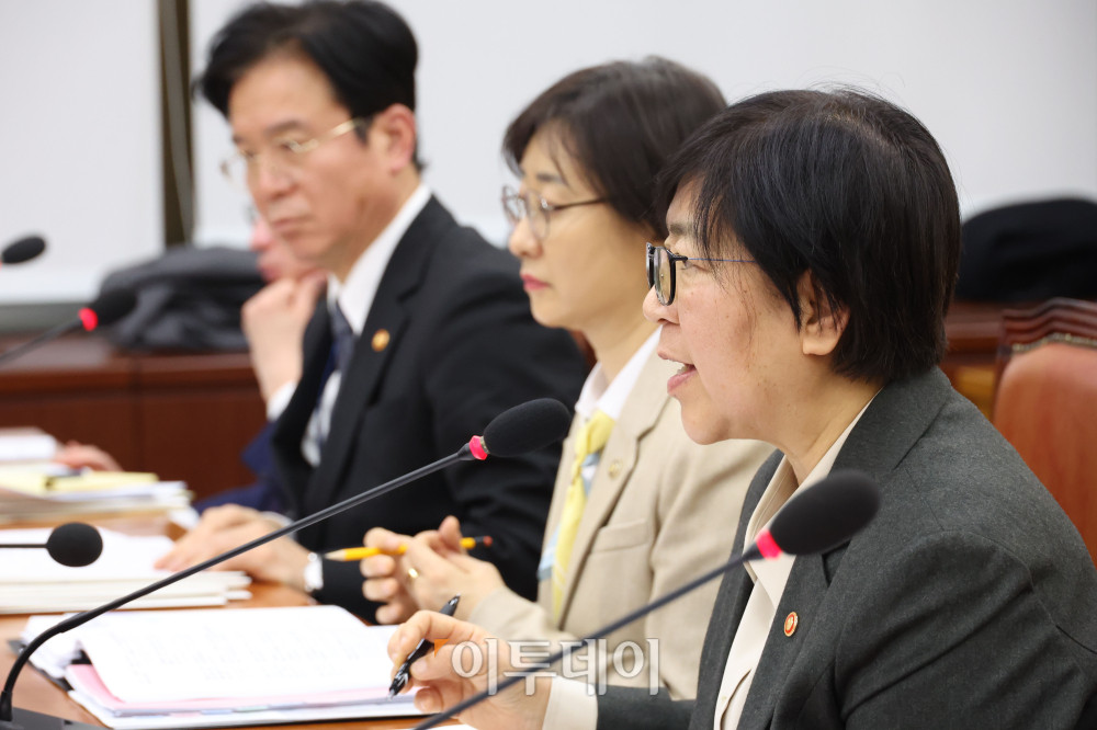 ▲정은경 보건복지부 장관이 18일 서울 여의도 국회에서 열린 연금개혁특별위원회 전체회의에서 의원들의 질의에 답하고 있다. 고이란 기자 photoeran@