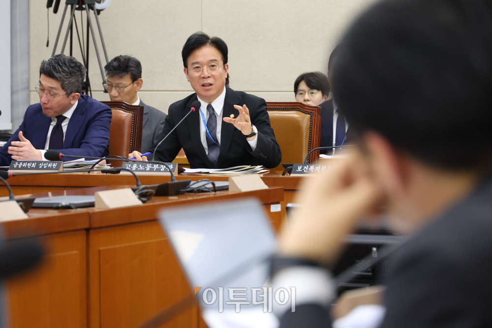 ▲김영훈 고용노동부 장관이 18일 서울 여의도 국회에서 열린 연금개혁특별위원회 전체회의에서 의원들의 질의에 답하고 있다. 고이란 기자 photoeran@