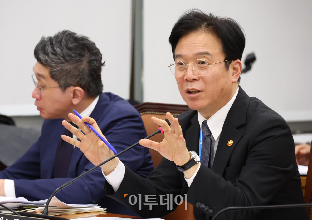 ▲김영훈 고용노동부 장관이 18일 서울 여의도 국회에서 열린 연금개혁특별위원회 전체회의에서 의원들의 질의에 답하고 있다. 고이란 기자 photoeran@