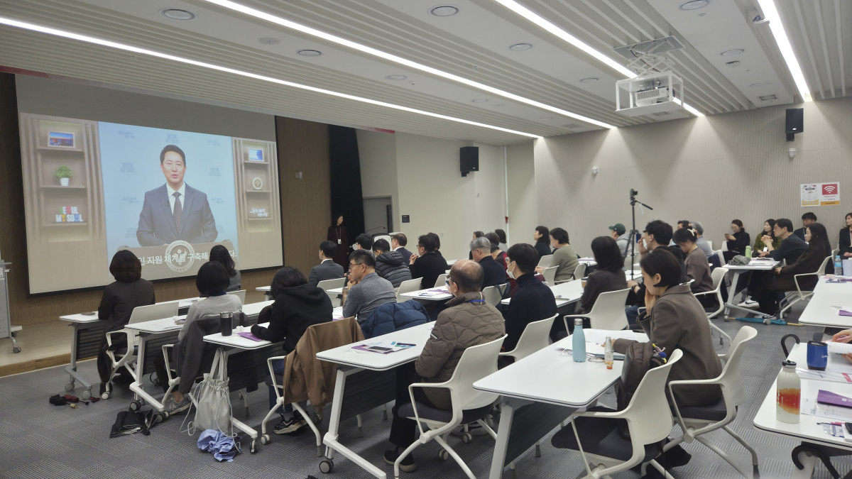 ▲오세훈 서울시장이 18일 오전 서울 광진구 서울시50플러스재단 동부캠퍼스에서 열린 중장년취업사관학교 출범식에 영상 축사를 전하는 모습. (서울시50플러스재단 )