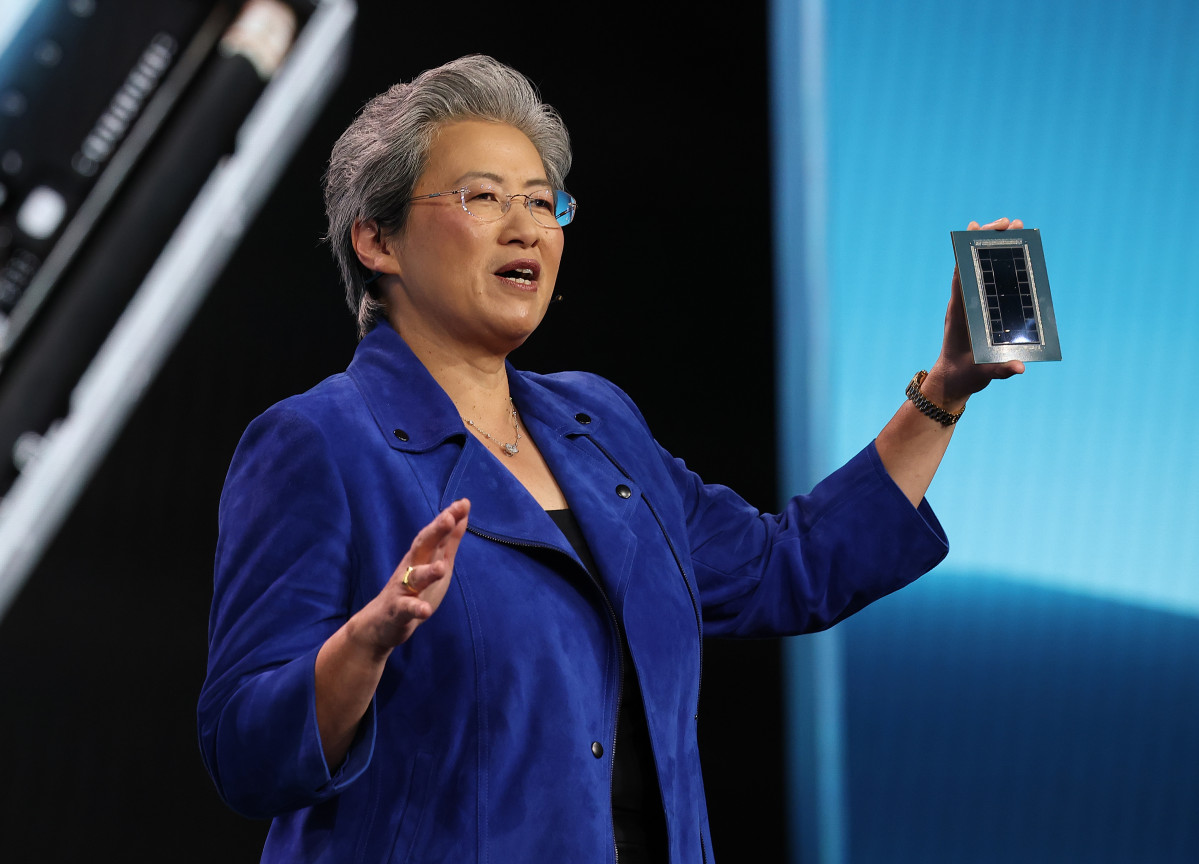 ▲리사 수 AMD CEO가 CES 개막을 하루 앞둔 5일(현지시간) 미국 라스베이거스 베네시안 호텔에서 키노트 연설하며 AI 칩을 들고 있다. (사진=연합뉴스)