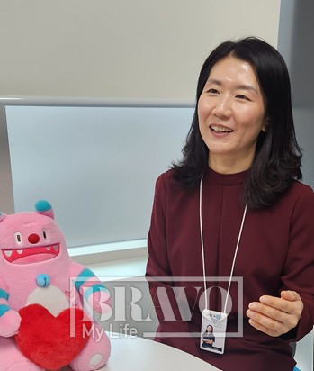 ▲이지영 서울시50플러스재단 중장년취업사관학교 동부캠퍼스 센터장이  18일 서울 광진구에 있는 캠퍼스 사무실에서 브라보마이라이프와 인터뷰를 하고 있다. 서지희 기자 jhsseo@