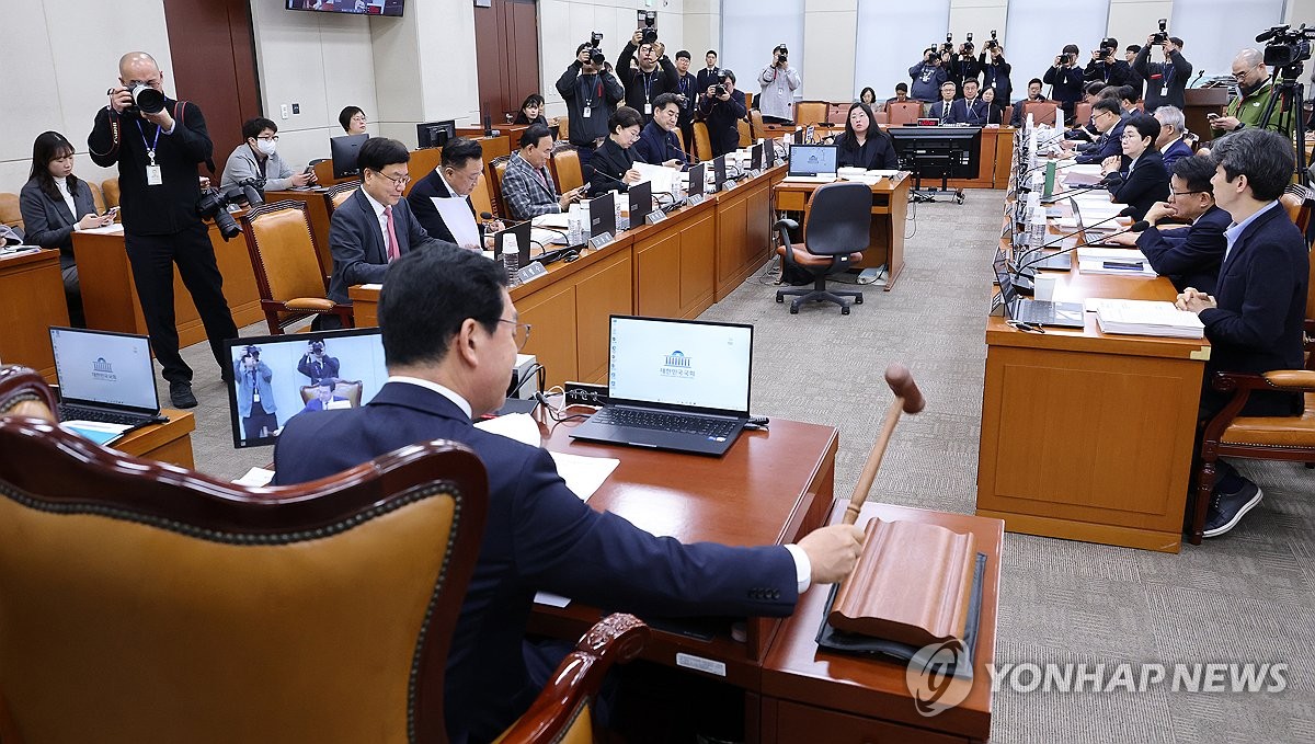 ▲신정훈 위원장이 18일 국회에서 열린 행정안전위원회 전체회의에서 중대범죄수사청 조직 및 운영에 관한 법 등 이날 상정된 법안을 처리하고 있다. (연합뉴스)