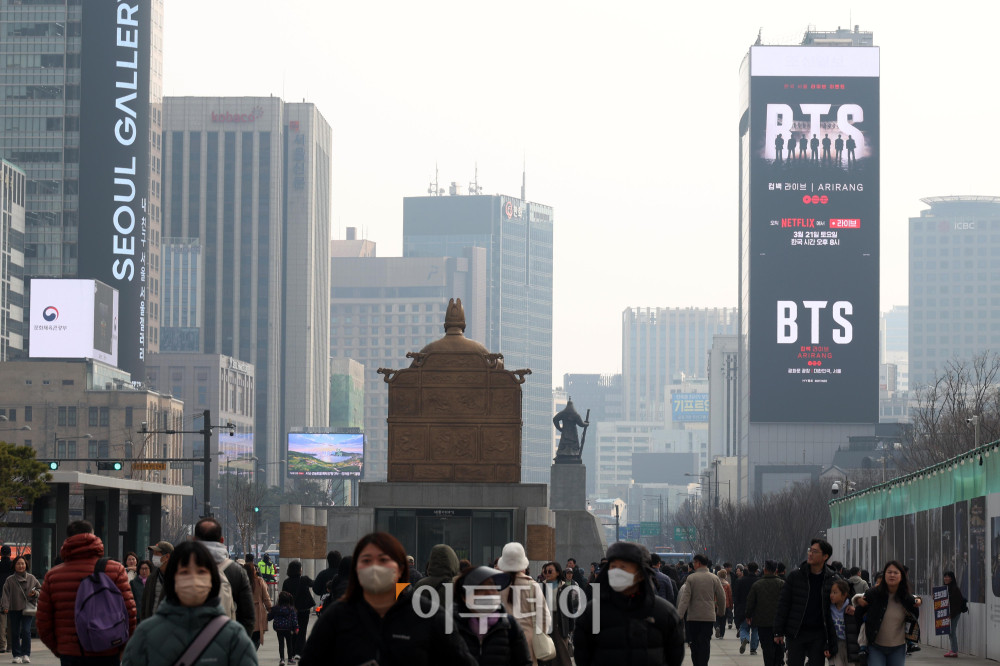 ▲방탄소년단(BTS) 컴백 공연을 앞두고 15일 서울 광화문광장 전광판에 홍보 영상이 나오고 있다. (이투데이DB)
