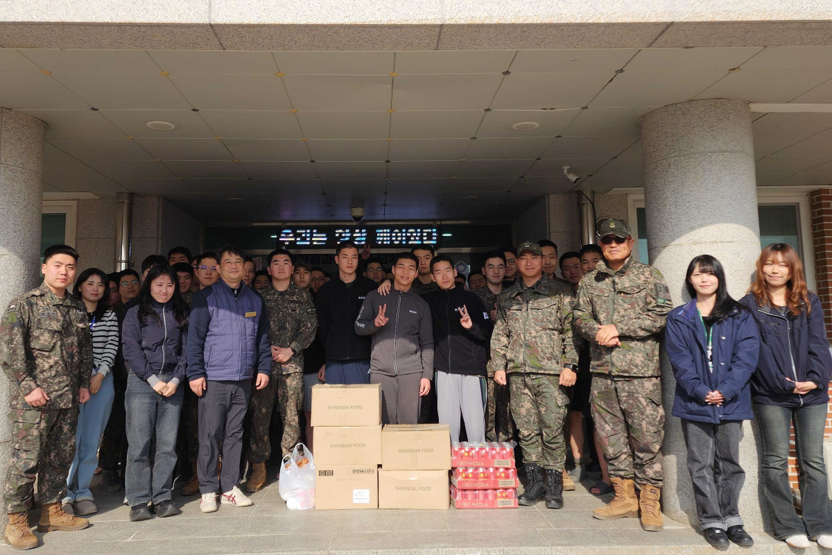 ▲한국남부발전 신인천빛드림본부 직원들이 지난 16일 육군 17사단 예하 부대를 방문해 격려물품을 전달한 뒤, 기념촬영을 하고 있다. (사진제공=한국남부발전)