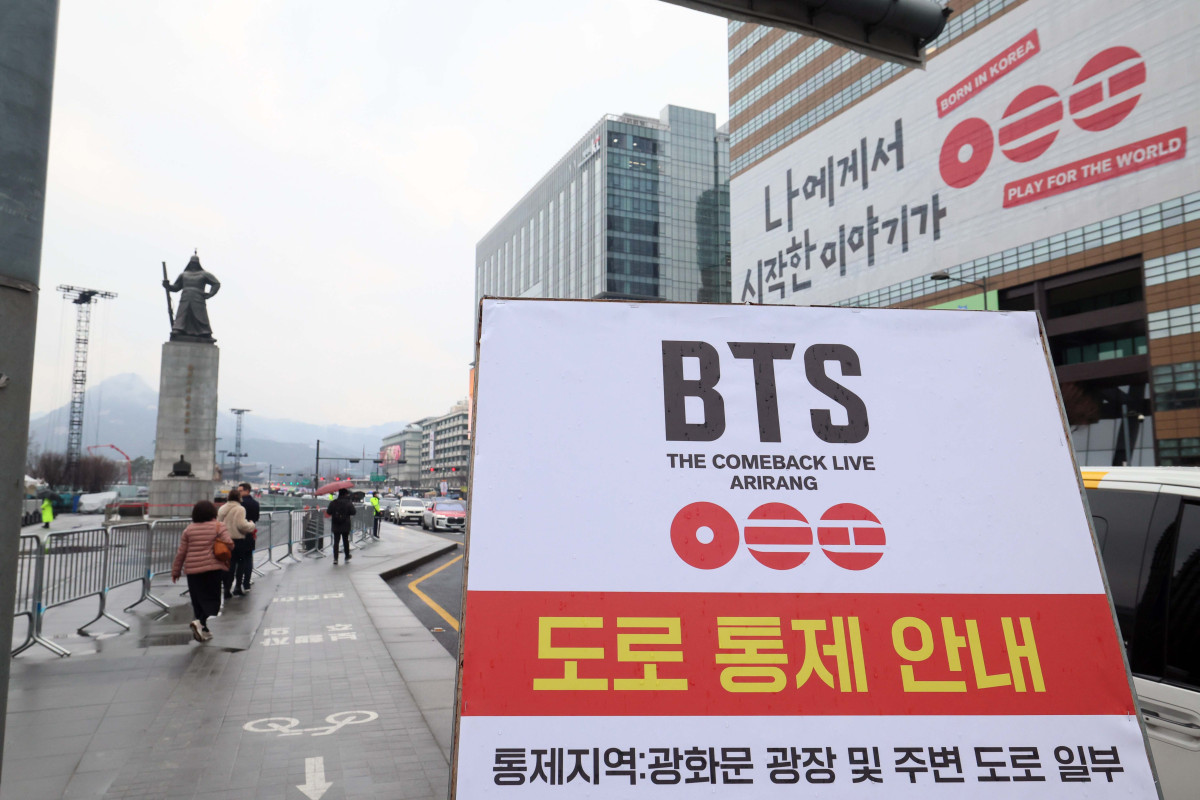 ▲그룹 방탄소년단(BTS)의 컴백 라이브 아리랑(ARIRANG) 광화문 공연을 사흘 앞둔 18일 서울 종로구 광화문광장에 도로 통제 안내문이 게시돼 있다. 신태현 기자 holjjak@