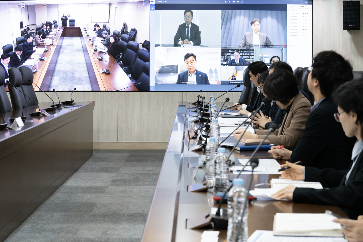 ▲김성범 해양수산부 차관이 18일 ‘중동 상황 관련 수출입 물류 점검 회의’를 주재하고 있다. 이번 회의는 11일부터 운영 중인 ‘수출입 물류 비상대응반’ 활동의 일환으로 마련됐으며 회의에는 산업통상부, 중소벤처기업부, 행정안전부 등 관계부처와 해양진흥공사, 해운협회, 무역협회, 중소벤처기업진흥공단, 한국해양수산개발원 등 민관 기관이 참여했다. (사진제공=해양수산부)