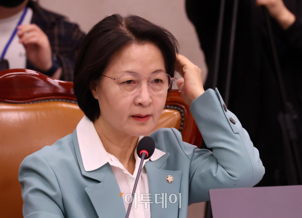 ▲18일 서울 여의도 국회에서 열린 법제사법위원회 전체회의에서 추미애 위원장이 머리를 만지고 있다. 고이란 기자 photoeran@
