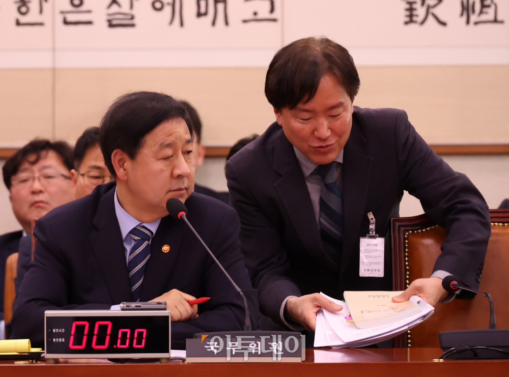 ▲구윤철(왼쪽) 부총리 겸 재정경제부 장관이 18일 서울 여의도 국회에서 열린 법제사법위원회 전체회의에서 관계자와 자료를 살펴보고 있다. 고이란 기자 photoeran@