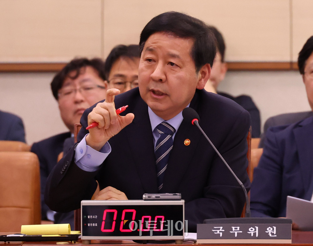 ▲구윤철 부총리 겸 재정경제부 장관이 18일 서울 여의도 국회에서 열린 법제사법위원회 전체회의에서 의원 질의에 답하고 있다. 고이란 기자 photoeran@