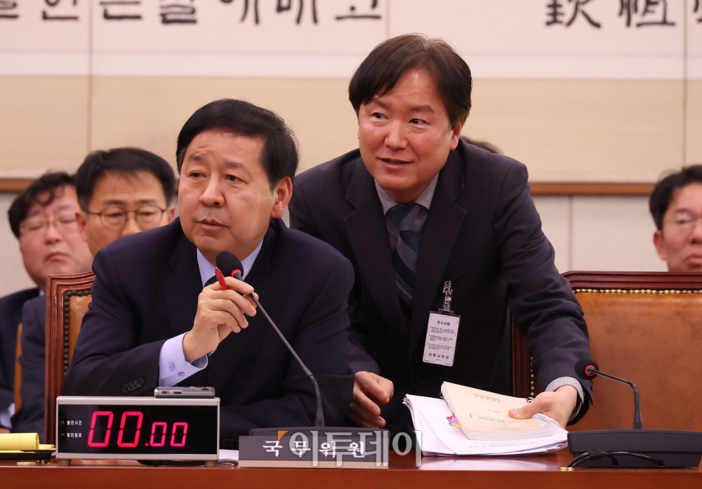 ▲구윤철(왼쪽) 부총리 겸 재정경제부 장관이 18일 서울 여의도 국회에서 열린 법제사법위원회 전체회의에서 관계자와 자료를 살펴보고 있다. 고이란 기자 photoeran@