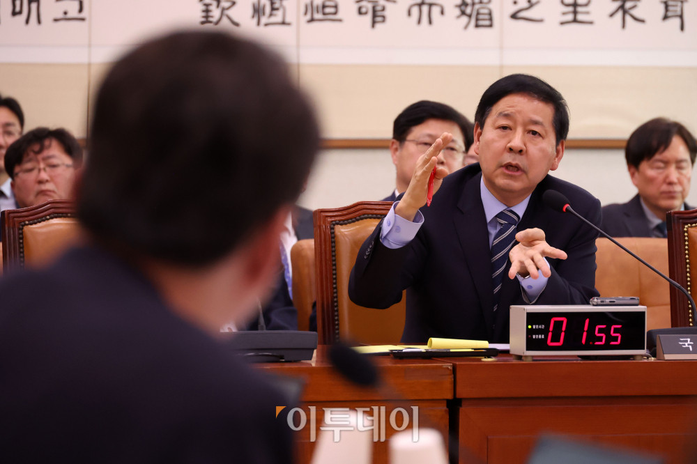 ▲구윤철 부총리 겸 재정경제부 장관이 18일 서울 여의도 국회에서 열린 법제사법위원회 전체회의에서 의원 질의에 답하고 있다. 고이란 기자 photoeran@