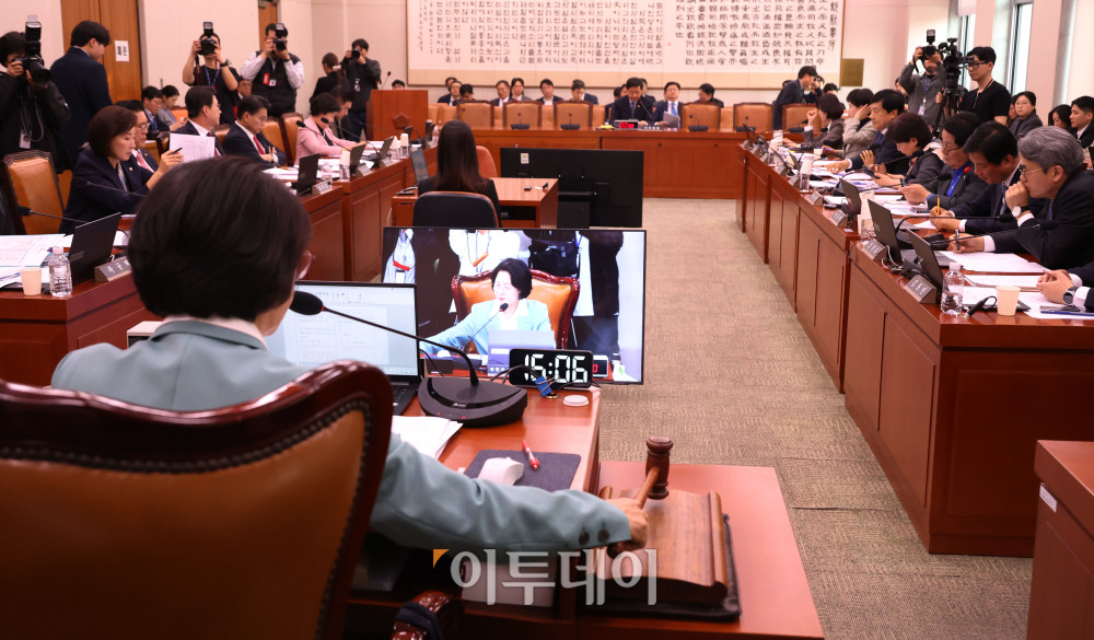 ▲18일 서울 여의도 국회에서 열린 법제사법위원회 전체회의에서 추미애 위원장이 의사봉을 두드리고 있다. 고이란 기자 photoeran@
