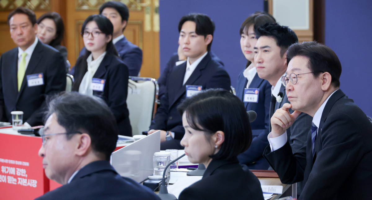 ▲이재명 대통령이 18일 청와대에서 열린 자본시장 안정과 정상화 간담회에서 참석자 발언을 듣고 있다. (출처=뉴시스)