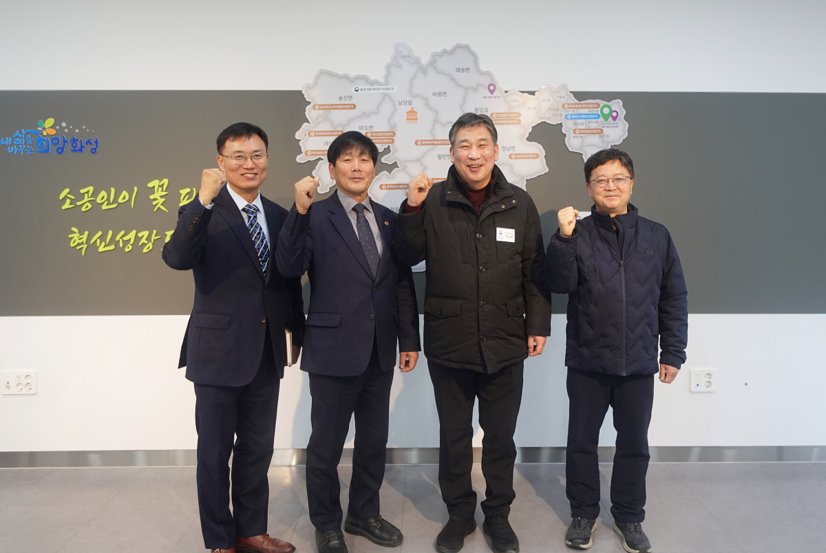 ▲최승재 중소기업 옴부즈만(왼쪽에서 세번째)은 18일 경기 화성시 전자부품 분야 소공인 협·단체 및 1인 제조기업을 방문해 애로사항을 듣고, 규제 개선 방안을 논의했다. (사진제공=중소기업옴부즈만)