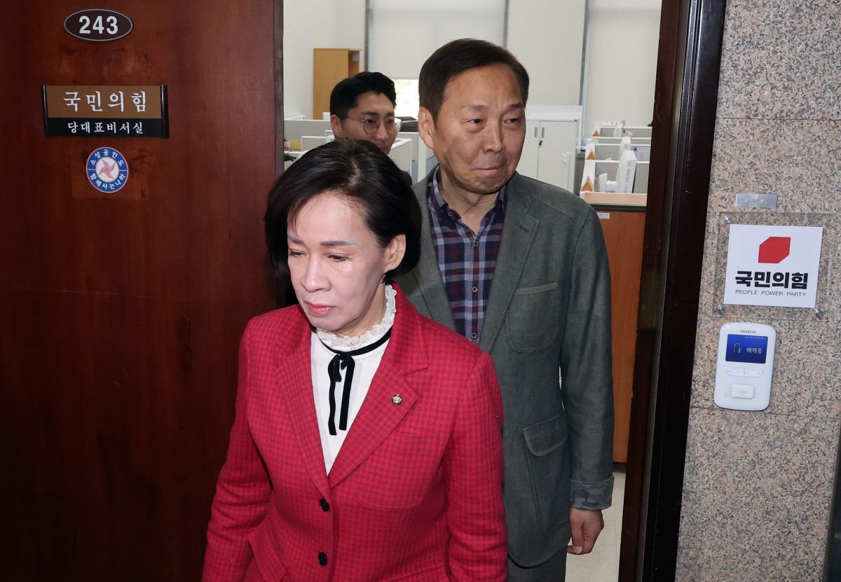 ▲국민의힘 대구시당 위원장인 이인선 의원(왼쪽), 김기웅 의원(오른쪽) 등이 18일 국회 당 대표실에서 장동혁 대표를 면담한 뒤 나오고 있다. (연합뉴스)