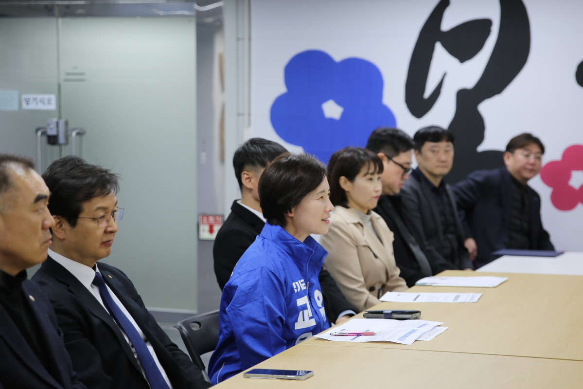 ▲유은혜 경기도교육감 예비후보(왼쪽에서 세 번째, 파란색 점퍼)가 17일 경기도사회적경제원에서 열린 경기도마을기업협회 정기총회에 참석해 마을교육공동체 완성 구상을 밝히고 있다. (유은혜 예비후보 캠프)