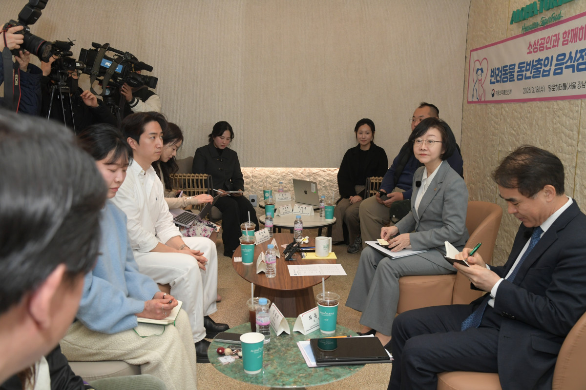 ▲18일 서울 강남구 도곡동 카페 알로하터틀에서 열린 ‘소상공인과 함께하는 반려동물 동반출입 음식점 정책 간담회’에서 오유경 식품의약품안전처장이 참석자들의 의견을 듣고 있다. (사진제공=식품의약품안전처)