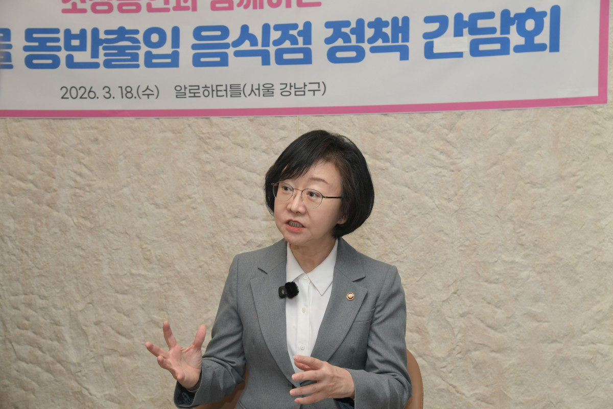▲18일 서울 강남구 도곡동 카페 알로하터틀에서 열린 ‘소상공인과 함께하는 반려동물 동반출입 음식점 정책 간담회’에서 오유경 식품의약품안전처장이 제도 취지를 설명하고 있다. (사진제공=식품의약품안전처)