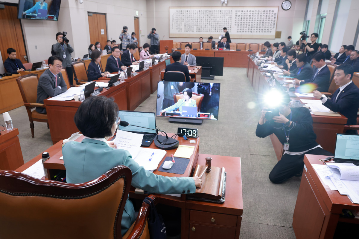 ▲18일 국회에서 열린 법제사법위원회 전체회의에서 위원장인 더불어민주당 추미애 의원이 중대범죄수사청 설치법안을 상정하고 있다. 사진=연합뉴스