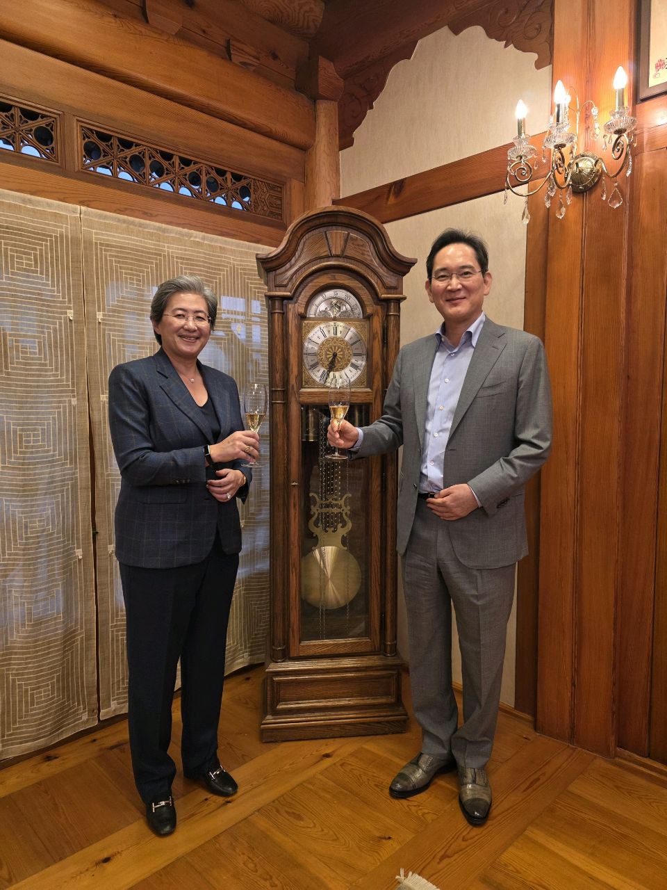 ▲이재용 회장이 18일 서울 이태원동 승지원에서 리사 수 AMD 최고경영자(CEO)와 만찬에 앞서 술잔을 들고 기념 촬영하고 있다. (사진=삼성전자)