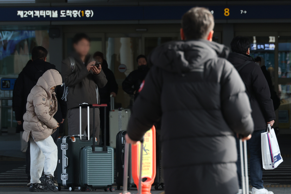 ▲지난 1월 26일 인천국제공항에서 여행객들이 두터운 옷차림으로 발걸음을 서두르고 있다. (이투데이DB)
