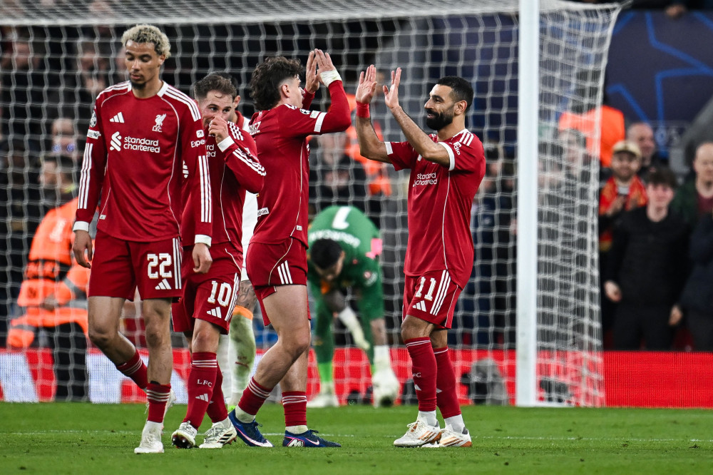 ▲18일(현지시간) 영국 잉글랜드 북서부 리버풀 안필드에서 열린 유럽축구연맹(UEFA) 챔피언스리그 16강 2차전 리버풀과 갈라타사라이의 경기에서 리버풀의 이집트 출신 공격수 모하메드 살라(오른쪽)가 팀의 네 번째 골을 넣은 뒤 세리머니를 하고 있다. (AFP/연합뉴스)