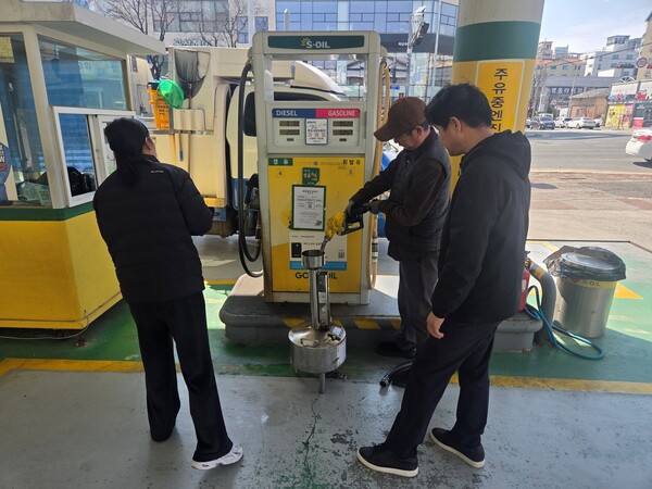 ▲전남도가 주유소 현장 점검을 하고 있다. (사진제공=전남도)