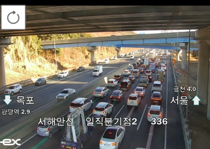 ▲[속보] 서해안고속도로 일직분기점 화물차 사고 발생, 서해안선 서울방향 출근길 정체 (출처=로드플러스 캡처)