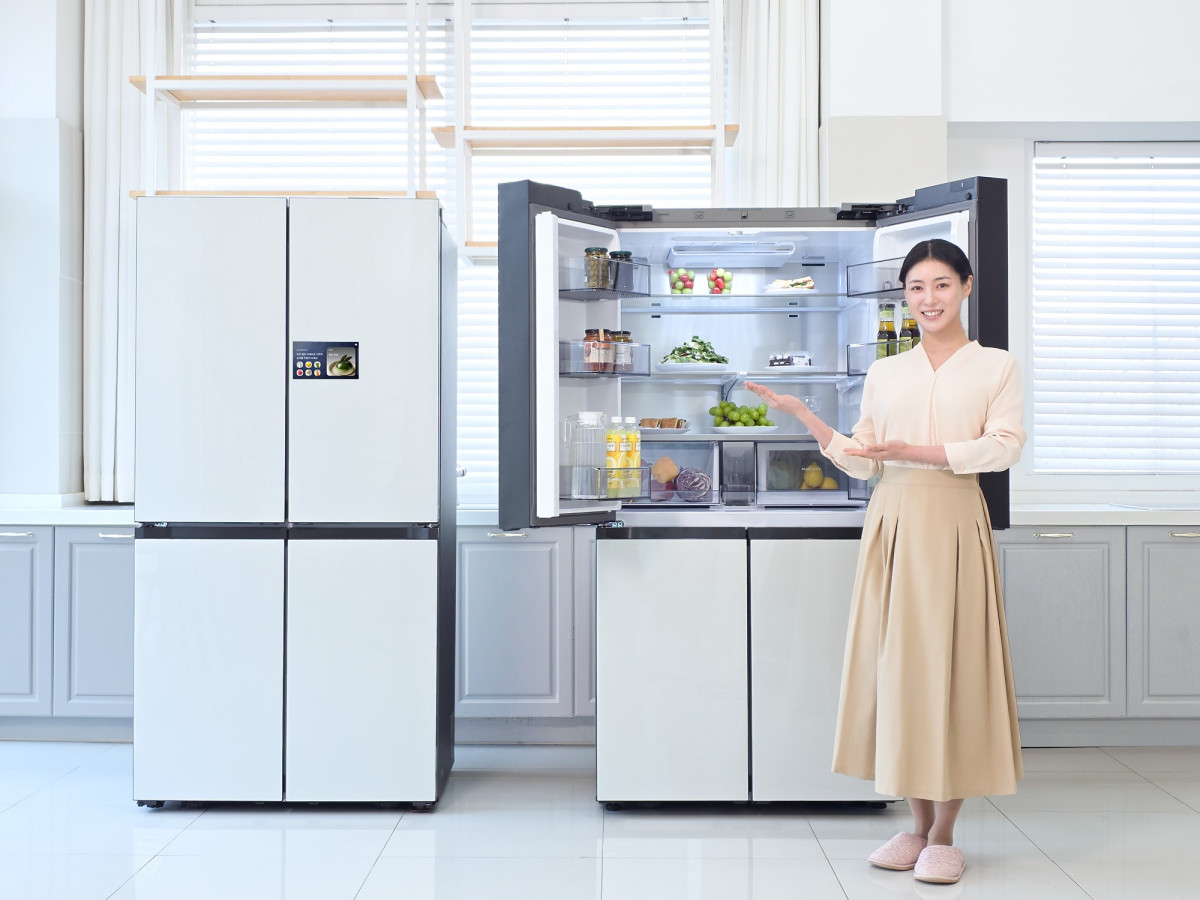 ▲삼성전자 모델이 AI 기반의 고도화된 식재료 관리 기능을 제공하는 2026년형 '비스포크 AI 패밀리허브' 냉장고를 소개하고 있다. (사진제공-삼성전자)