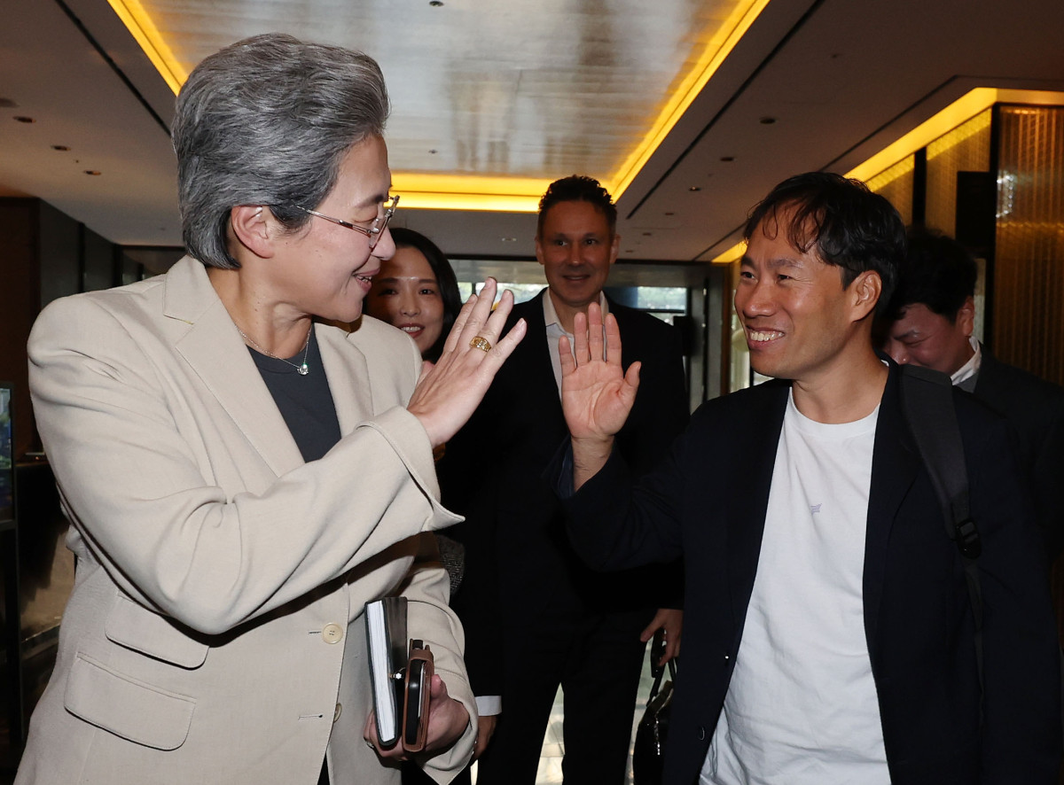 ▲리사 수 AMD 최고경영자(CEO)와 김성훈 업스테이지 대표가 19일 서울 시내 한 호텔에서 회동을 마친 뒤 인사를 나누고 있다. (사진=연합뉴스)