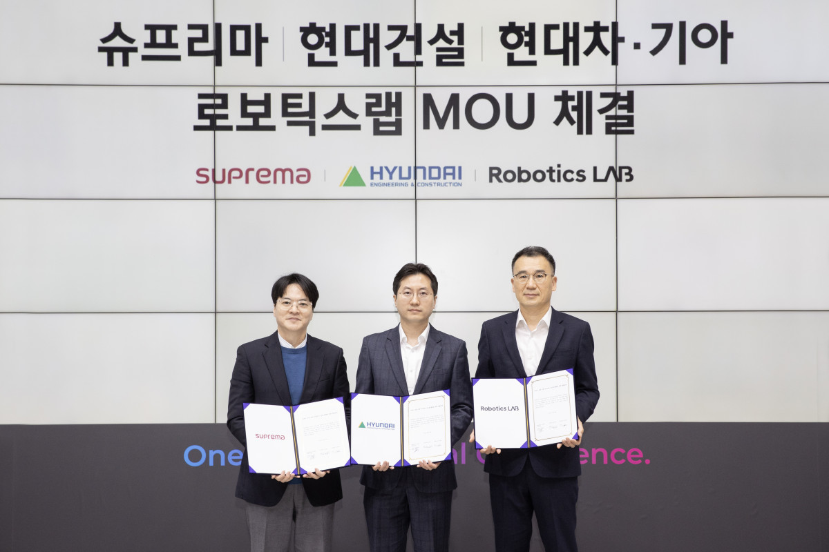 ▲오승민 현대건설 상무(중앙)와 최리군 현대차·기아 로보틱스랩 상무(오른쪽), 김한철 슈프리마 대표가 '서비스 로봇 기반 주거단지 고도화 협력을 위한 양해각서' 행사 기념사진을 촬영하고 있다. (사진제공=현대건설)