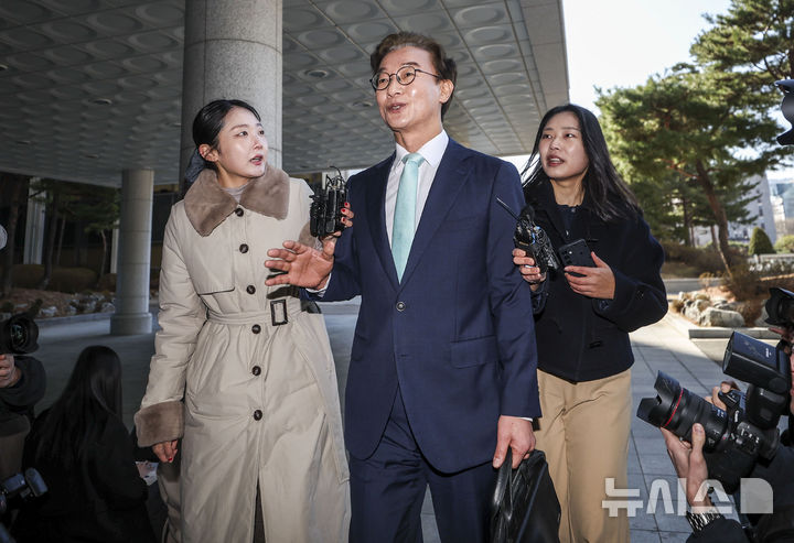 ▲통일교 금품 수수 의혹을 받는 전재수 더불어민주당 의원이 19일 서울 서초구 정교유착 의혹을 수사하는 합동수사본부에 피의자 신분 조사를 받기 위해 출석하고 있다. (뉴시스)