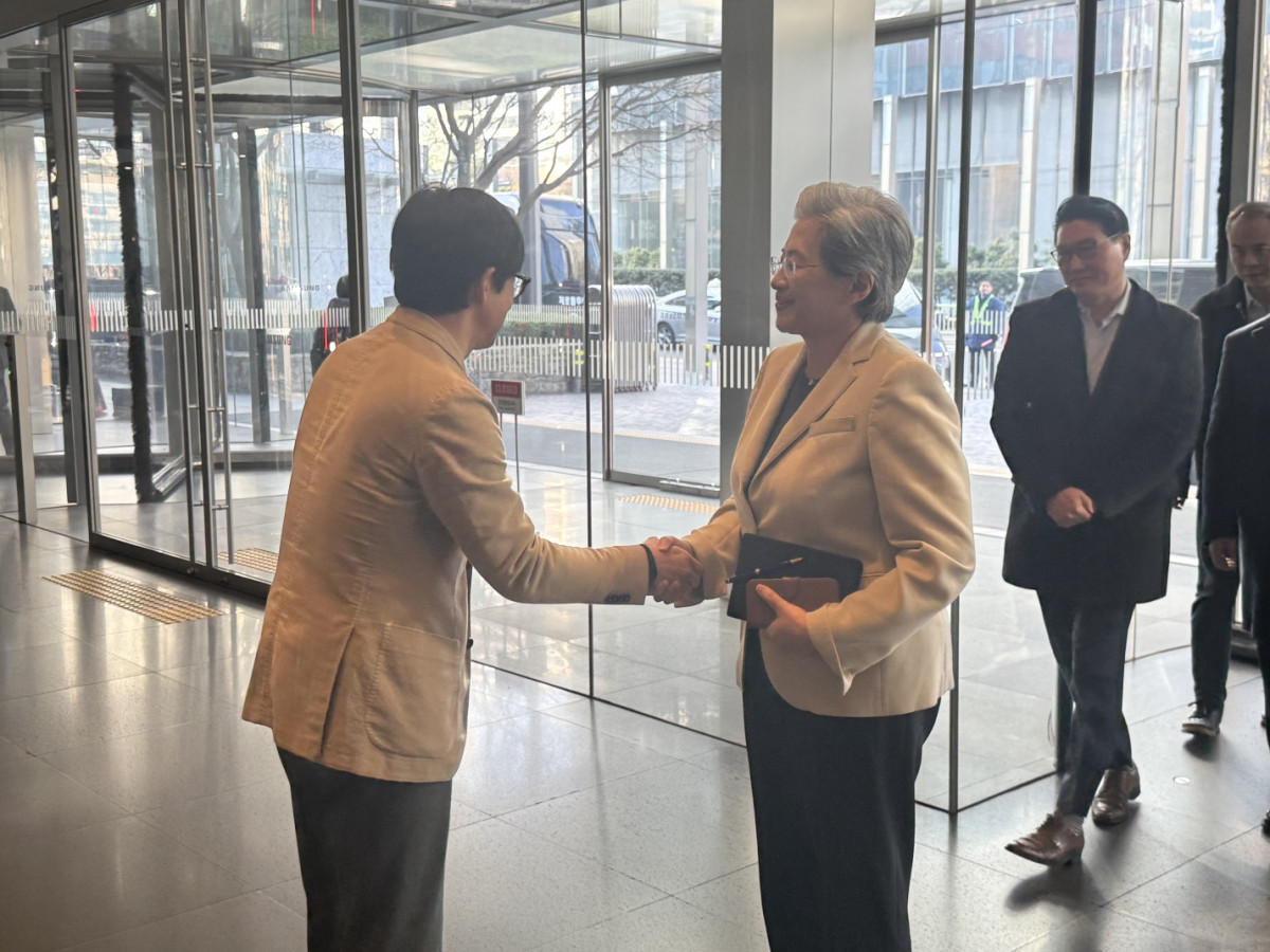 ▲리사 수 AMD CEO가 19일 오전 삼성전자 서초 사옥에서 김정현 삼성전자 모바일경험(MX)사업부 부사장(왼쪽)과 악수를 하고 있다. (공동취재단)