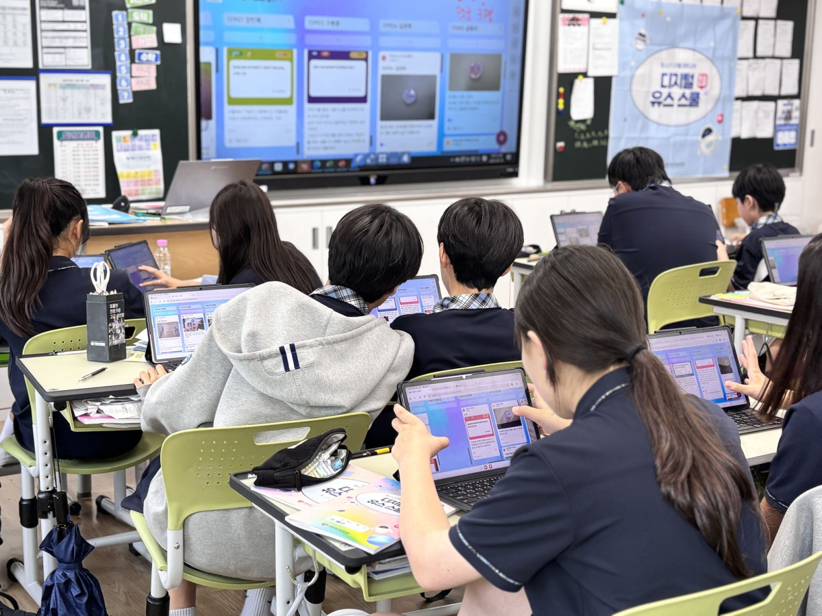▲울산 남외중학교 학생들이 청소년 디지털 문화교육 '디지털 유스 스쿨' 수업에 참여하고 있다 (사진제공 = 생명보험사회공헌재단)
