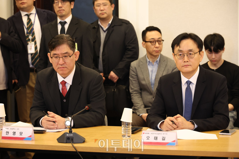 ▲오태길(오른쪽) HD현대오일뱅크 부사장과 안영모 GS칼텍스 상무가 19일 서울 여의도 국회에서 열린 국민의힘 중동사태 관련 정유업계 대표와의 정책간담회에 참석하고 있다. 고이란 기자 photoeran@ (이투데이DB)
