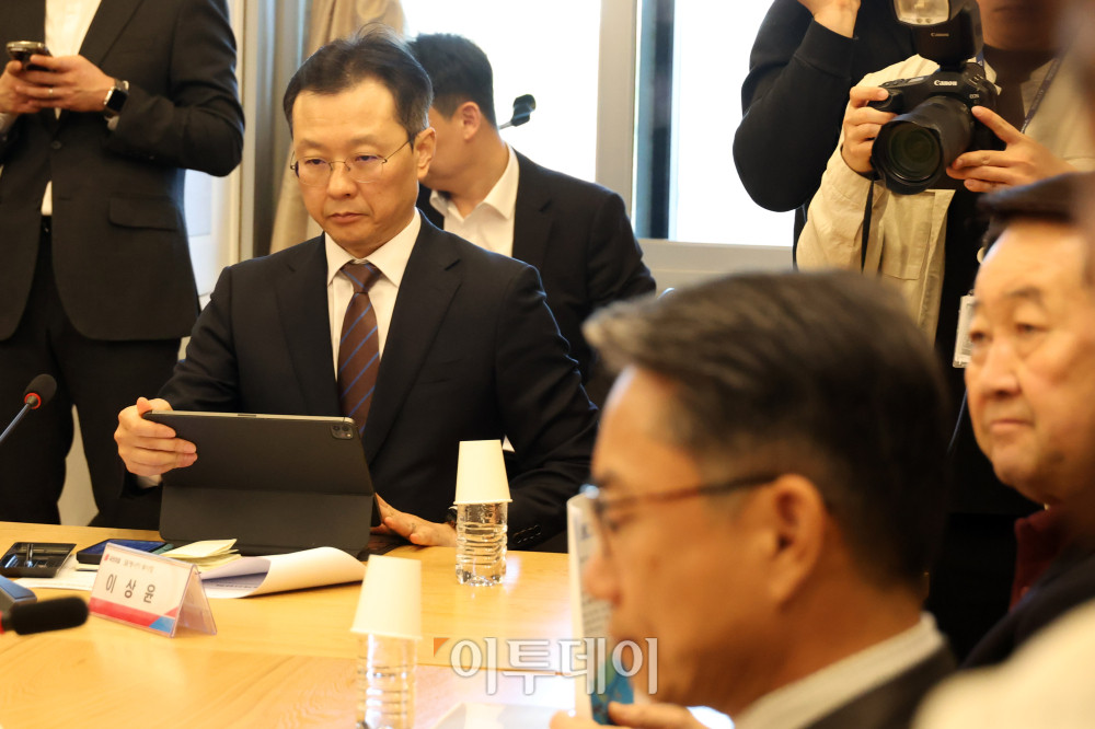 ▲이상윤 SK에너지 부사장이 19일 서울 여의도 국회에서 열린 국민의힘 중동사태 관련 정유업계 대표와의 정책간담회에 참석하고 있다. 고이란 기자 photoeran@ (이투데이DB)