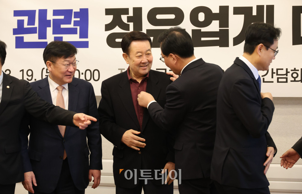▲송언석(오른쪽 두번째) 국민의힘 원내대표와 박주선 대한석유협회장이 19일 서울 여의도 국회에서 열린 중동사태 관련 정유업계 대표와의 정책간담회에서 대화하고 있다. 고이란 기자 photoeran@ (이투데이DB)