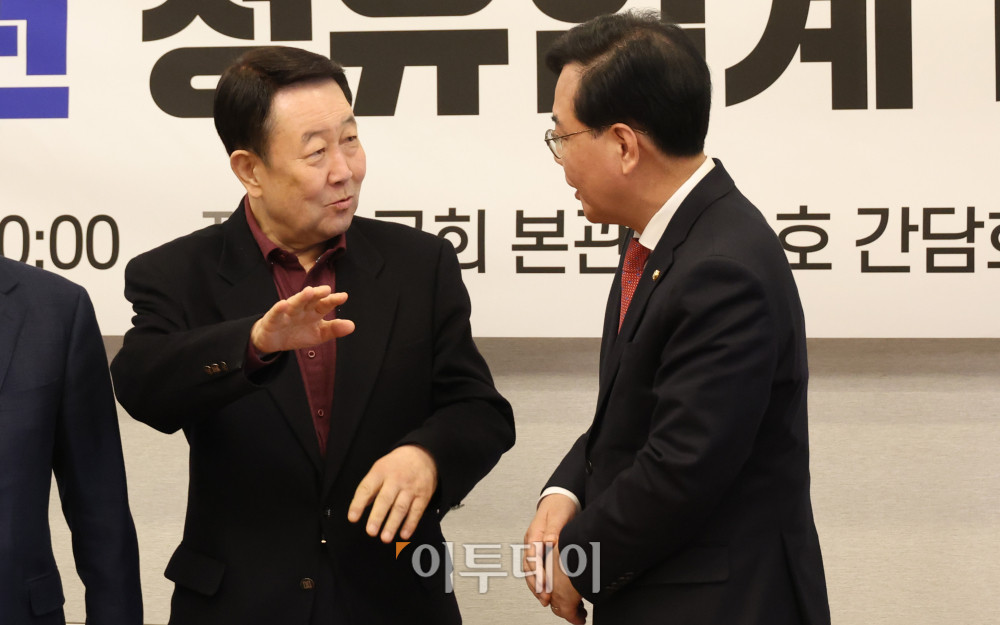 ▲송언석(오른쪽) 국민의힘 원내대표와 박주선 대한석유협회장이 19일 서울 여의도 국회에서 열린 중동사태 관련 정유업계 대표와의 정책간담회에서 대화하고 있다. 고이란 기자 photoeran@ (이투데이DB)