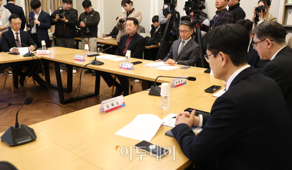 ▲이상윤(왼쪽부터) SK에너지 부사장, 박주선 대한석유협회장, 정상훈 S-OIL 부사장, 오태길 HD현대오일뱅크 부사장, 안영모 GS칼텍스 상무가 19일 서울 여의도 국회에서 열린 국민의힘 중동사태 관련 정유업계 대표와의 정책간담회에 참석하고 있다. 고이란 기자 photoeran@ (이투데이DB)
