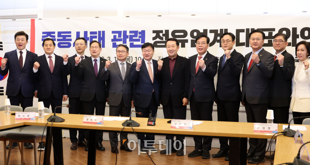 ▲송언석(오른쪽 다섯번째) 국민의힘 원내대표와 박주선(오른쪽 여섯번째) 대한석유협회장이 19일 서울 여의도 국회에서 열린 중동사태 관련 정유업계 대표와의 정책간담회에서 참석자들과 기념촬영을 하고 있다. 고이란 기자 photoeran@ (이투데이DB)