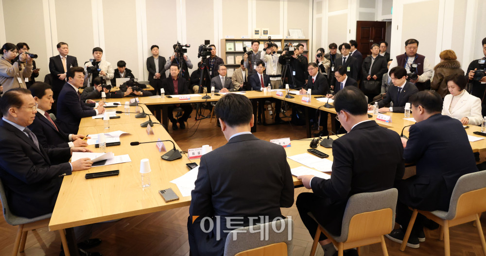 ▲19일 서울 여의도 국회에서 열린 국민의힘 중동사태 관련 정유업계 대표와의 정책간담회에서 송언석 원내대표가 발언을 하고 있다. 고이란 기자 photoeran@ (이투데이DB)