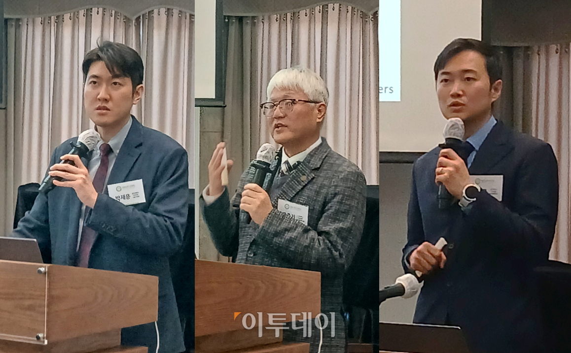 ▲19일 동국제약과 대한치주과학회가 서울 중구 한국프레스센터에서 ‘철저한 잇몸관리, 소화기 암 위험을 줄입니다’를 주제로 제18회 잇몸의 날 행사를 개최한 가운데 (왼쪽부터) 박재용 중앙대 의대 소화기내과 교수, 국중기 조선대학교 치과대학 구강생화학교실 교수, 이성조 단국대학교 치과대학 치주과학교실 교수가 각각 발표를 진행하고 있다. (한성주 기자 hsj@)