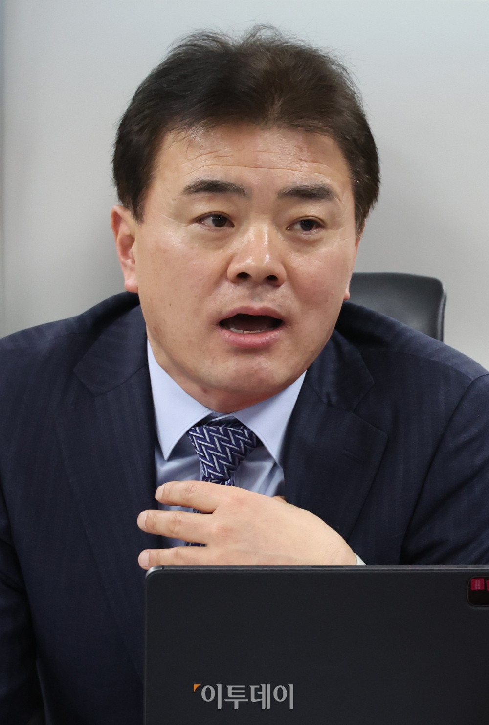 ▲정종은 LG화학 상무가 19일 서울 여의도 국회 의원회관에서 열린 더불어민주당 을지로위원회, 유가 급등에  따른 대책 마련을 위한 석유화학 업계 간담회에서 발언을 하고 있다. 고이란 기자 photoeran@ (이투데이DB)
